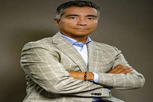 el Dr. Moisés Emilio Santos González