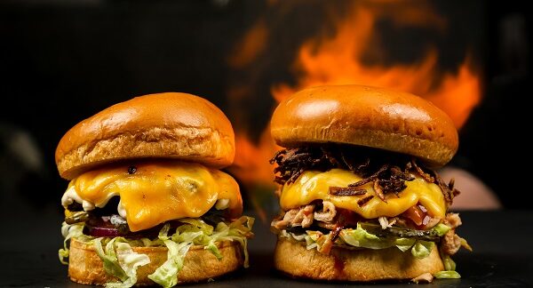 mejores hamburgueserías - se muestra dos hamburguesas listas en la plancha, para ser servidas