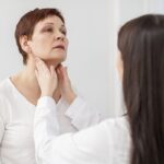 mejores endocrinos en México - una de las mejores endocrinos en México haciéndole un chequeo a una paciente femenina