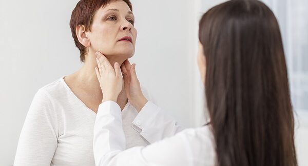 mejores endocrinos en México - una de las mejores endocrinos en México haciéndole un chequeo a una paciente femenina