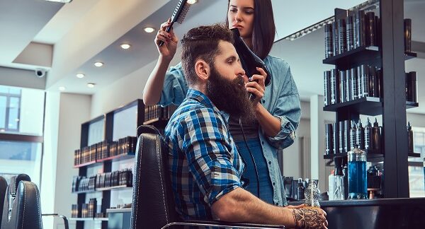 Los 10 mejores peluqueros en México, un hombre siendo atendido por peluquera en un salón