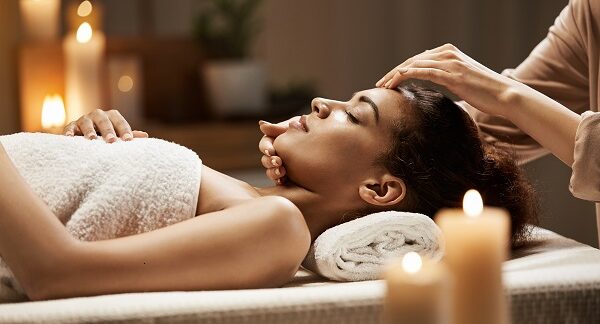 mejores spa - un mujer recibiendo un masaje en un spa