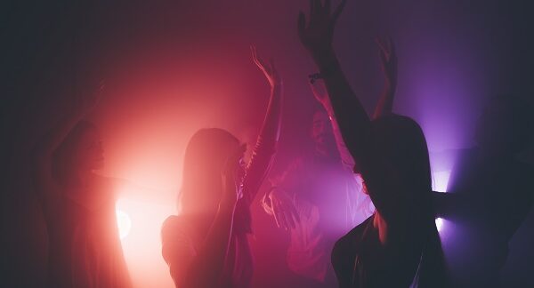 Los mejores discotecas en México, un serie de personas bailan en una disco