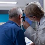 hospitales de otorrinolaringología - una medico especialista revisando el oído a un paciente que presenta molestias