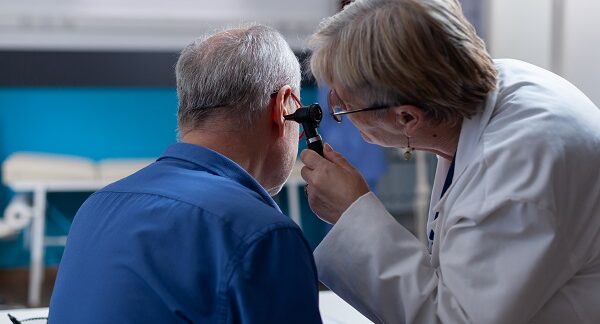 hospitales de otorrinolaringología - una medico especialista revisando el oído a un paciente que presenta molestias