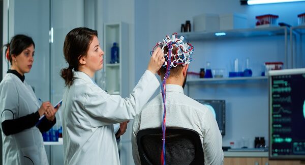 mejores neurólogos - una de las mejores neurólogos realizándole un examen neurológico a un paciente masculino