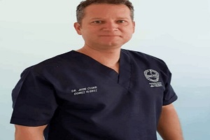 el Dr. Jhon César Gómez Florez, cirujano plástico