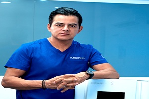 el Dr. Ramiro Zamora Rodríguez, cirujano plástico