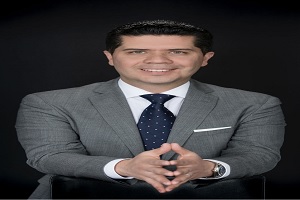 el Dr. Raúl Pérez Cerezo, cirujano plástico