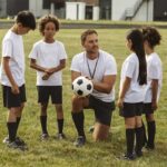 escuelas de fútbol - niños reciben instrucciones del entrenador
