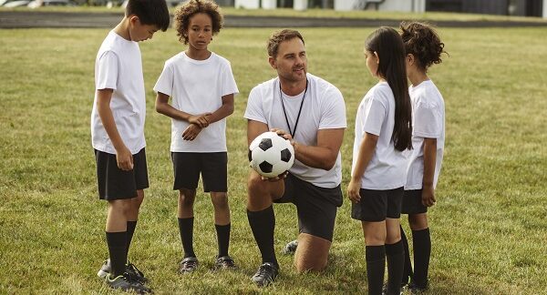 escuelas de fútbol - niños reciben instrucciones del entrenador