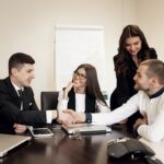 de las mejores firmas de abogados, un grupo de abogados cierra un trato con un cliente