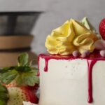 en una de las mejores pastelerías, se muestra un pastel decorado con fresas