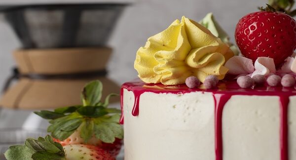 en una de las mejores pastelerías, se muestra un pastel decorado con fresas