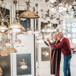 en una de las mejores tiendas de iluminación, una pareja anciana, elige una lampara entre diferentes tipos expuestos