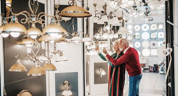en una de las mejores tiendas de iluminación, una pareja anciana, elige una lampara entre diferentes tipos expuestos