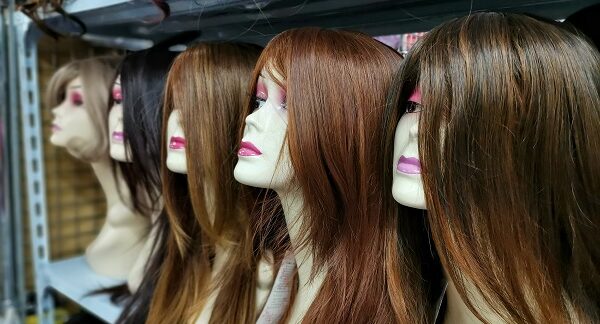 una de las mejores tiendas de pelucas, una serie de pelucas dispuestas en maniquíes