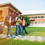 en una de las universidades privadas en México, unos jóvenes estudiantes pasean por el campus