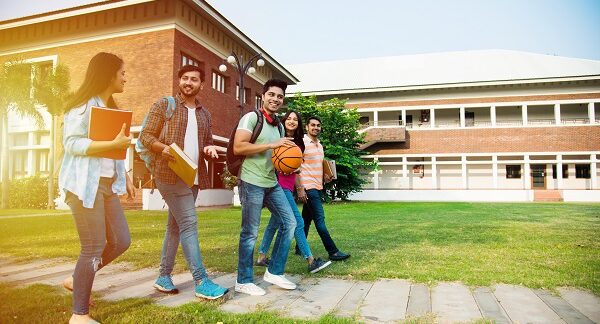 en una de las universidades privadas en México, unos jóvenes estudiantes pasean por el campus
