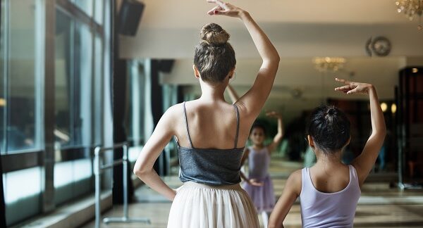 en una de las escuelas de danza, un grupo de personas recibe un clase