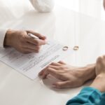 uno de los mejores abogados de divorcio, explicándole a su cliente los términos del divorcio