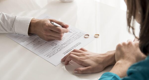 uno de los mejores abogados de divorcio, explicándole a su cliente los términos del divorcio