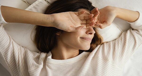 mejores centros del sueño - uno de los mejores centros del sueño, mujer despertando después de dormir bien