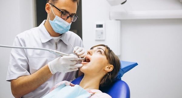 mejores dentistas - uno de los mejores dentistas en México, hace un tratamiento dental a paciente femenina