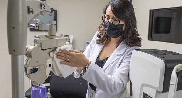 mejores oculistas - de los mejores oculistas en México, preparando sus instrumentos para un examen