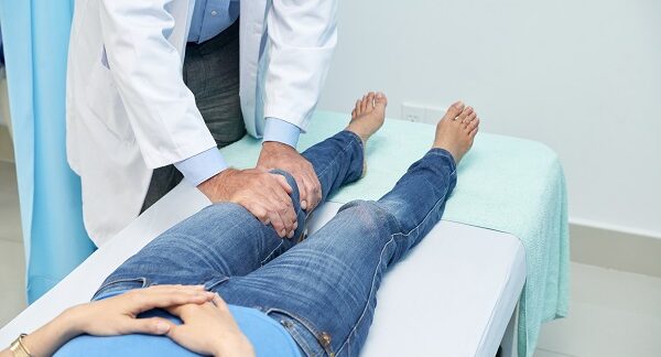 mejores ortopedistas de rodilla - uno de los mejores ortopedistas de rodilla, revisa la rodilla izquierda de paciente