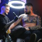 mejores tatuadores - uno de los mejores tatuadores, le hace un diseño a su cliente