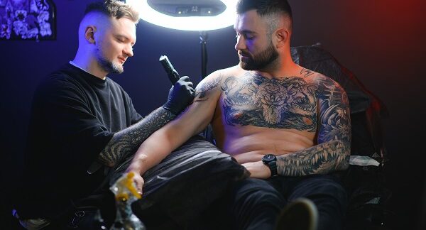 mejores tatuadores - uno de los mejores tatuadores, le hace un diseño a su cliente
