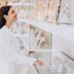 mejores joyerías -una mujer revisa todas las piezas de joyerías disponibles