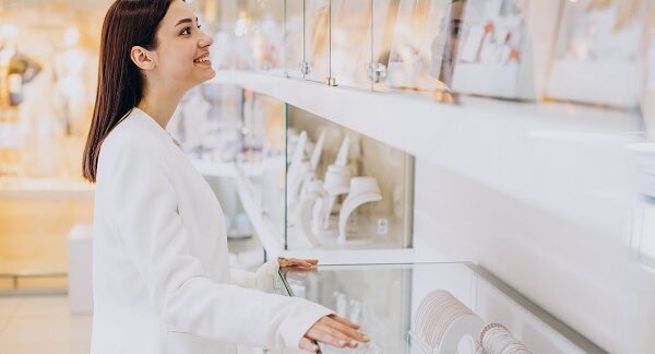 mejores joyerías -una mujer revisa todas las piezas de joyerías disponibles