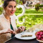 en uno de los restaurantes franceses, un mujer esta comiendo un postre