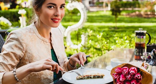 en uno de los restaurantes franceses, un mujer esta comiendo un postre