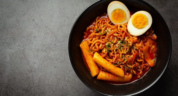 En uno de los Restaurantes coreanos, tazón de fideos instantáneos coreanos y tteokbokki en salsa picante coreana