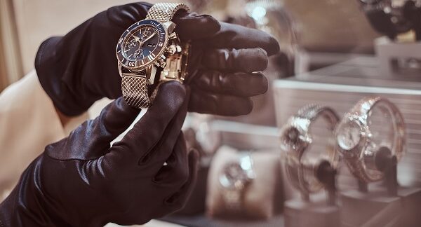 relojerías - un experto usando guantes de látex exhibe un reloj