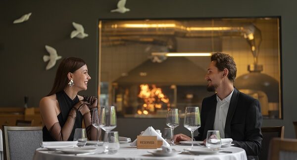 en uno de los restaurantes de lujo, una pareja tiene una cena