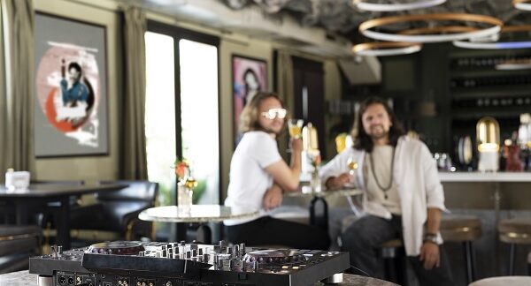en uno de los restaurantes de vanguardia, una pareja toma un coctel