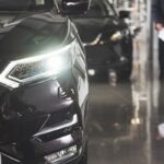 marcas de automóviles - el frente de un automóvil en un concesionario