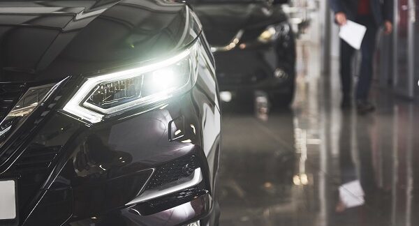 marcas de automóviles - el frente de un automóvil en un concesionario