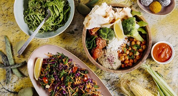 uno de los mejores restaurantes veganos, muestra unos platos de pasta y ensaladas
