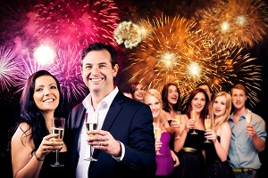 actividades para año nuevo - personas felices celebrando en una fiesta de año nuevo