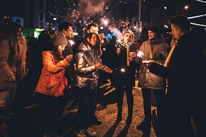 actividades para año nuevo - personas celebrando en la calle con fuegos artificiales, en año nuevo