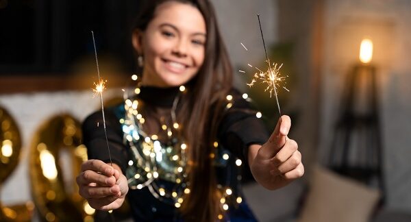 actividades para año nuevo - Chica disfrutando de una fiesta de año nuevo