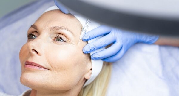 clínicas de lifting facial - una mujer le realizan un procedimiento estético facial