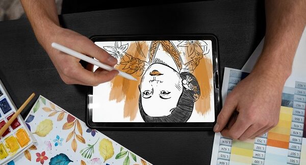 cursos de diseño gráfico - diseñador colorea una ilustración en su tablet