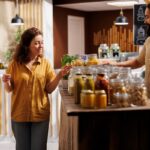 mejores tiendas naturistas - una mujer ve productos naturales en una tienda, junto a un hombre
