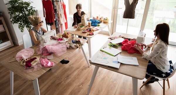 tiendas de diseño de modas - tres mujeres diseñan ropa para la tienda